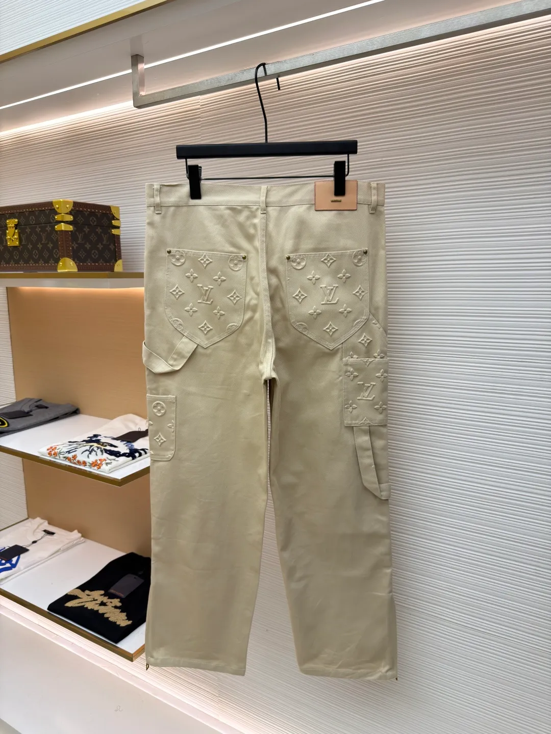 LOUIS VUITTON embossed denim trousers ●Original version: Purchased and developed by 17576 ●Item number: 1681329-B70 ●Material: denim fabric ●Technology: embossed embossed production ●Color: Khaki ●Type: fitted version ●Weight: about 840 grams ●Size: S-M-L-XL ●Description: Leg zipper slit design Clear traces of engraved logo Every detail strictly follows the original version The overall washing process uses heavy fermentation to wash and stir-fry the colors. Each pattern is filled with silicone to prevent dents. It is made by spraying and splicing. The thighs are decorated with Monogram pockets. 1V jacquard details are aligned. The embossed embossing pattern is clear. The pockets are made of fine workmanship. Straight lines. A total of 15 1V engraved buttons throughout the body. Customized brand logo patch logo on the inside. Embellished with hidden zipper fly. YB hardware molded custom buttons Customized new logo leather on the back and a full set of accessories. The overall wiring is straight and delicate, the fabric is comfortable and soft, and the color is consistent without color difference. It can be matched with the same style to create a fashionable look and control various occasions. Customized accessories, complete with three standards, same style for men and women!